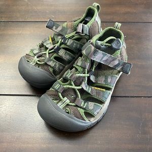 Keen boy sandals size 10 (little boy) green camo like new